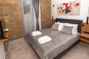 Posteľ alebo postele v izbe v ubytovaní Rikanthos Stone Sea View Apartment Ι