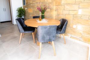 Posedenie v ubytovaní Rikanthos Stone Sea View Apartment Ι
