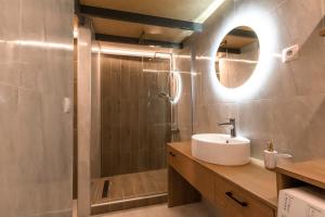 Kúpeľňa v ubytovaní Rikanthos Stone Sea View Apartment Ι + 36 fotografií