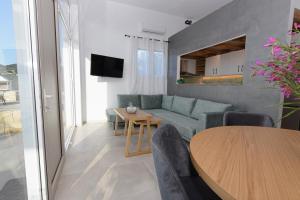 Televízia a/alebo spoločenská miestnosť v ubytovaní Rikanthos Stone Sea View Apartment Ι
