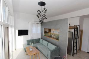 Televízia a/alebo spoločenská miestnosť v ubytovaní Rikanthos Stone Sea View Apartment Ι