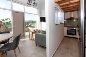 Kuchyňa alebo kuchynka v ubytovaní Rikanthos Stone Sea View Apartment Ι