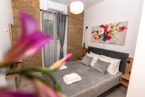 Posteľ alebo postele v izbe v ubytovaní Rikanthos Stone Sea View Apartment Ι