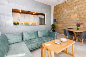 Posedenie v ubytovaní Rikanthos Stone Sea View Apartment Ι