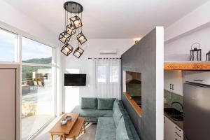 Kuchyňa alebo kuchynka v ubytovaní Rikanthos Stone Sea View Apartment Ι