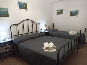 um quarto com 2 camas e toalhas em A Casa di Franco em Milazzo