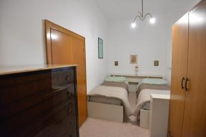 a small bedroom with a bed and a dresser at B&B CASAVACANZE CHIESA MADRE in Carovigno