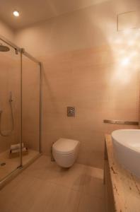 a bathroom with a toilet and a shower and a sink at IRS ROYAL APARTMENTS Apartamenty IRS Willa Krystyna in Sopot