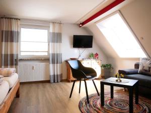 een woonkamer met een bank, een stoel en een tafel bij Haus Ursula in Ettenheim
