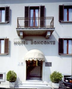 a building with a staircase and a balcony at Hotel Bonconte in Urbino