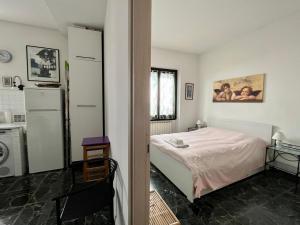 フィレンツェにあるSuite il Papaveroの小さなベッドルーム(ベッド1台、冷蔵庫付)