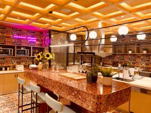 西安雅诗阁lyf大雁塔酒店餐厅或其他用餐的地方