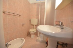 a bathroom with a sink and a toilet at B&B CASAVACANZE CHIESA MADRE in Carovigno