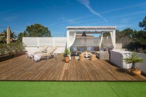 A garden outside Casa Azul Stylish beach house for 4 adults and 1 child in Cala Llombards