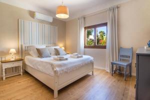 A bed or beds in a room at Casa Azul Stylish beach house for 4 adults and 1 child in Cala Llombards