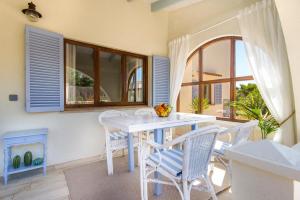 Kép Casa Azul Stylish beach house for 4 adults and 1 child in Cala Llombards szállásáról Cala Llombards városában a galériában
