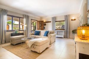 A seating area at Casa Azul Stylish beach house for 4 adults and 1 child in Cala Llombards Még 17 kép