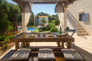 A balcony or terrace at Casa Azul Stylish beach house for 4 adults and 1 child in Cala Llombards
