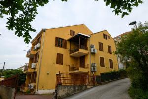 een geel gebouw met balkons aan de zijkant bij Ivan Apartment in Dubrovnik