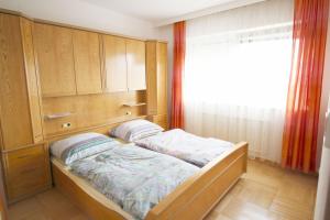 1 dormitorio pequeño con 1 cama en una habitación en Geräumige Ferienwohnung im Zentrum en Sankt Pölten