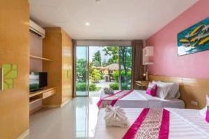 duży pokój z 2 łóżkami i telewizorem w obiekcie BANGKOK.GRAND.RESORT w mieście Bang Bo