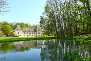 Majoituspaikassa Château de Pymont tai sen lähellä sijaitseva uima-allas