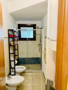 łazienka z 2 toaletami i prysznicem w obiekcie Appartamento Rimini w Rimini