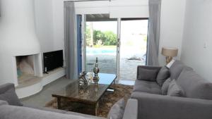 Bazén v ubytování Resitour - Apollo Beach Villa 37 nebo v jeho okolí