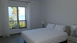 Postel nebo postele na pokoji v ubytování Resitour - Apollo Beach Villa 37