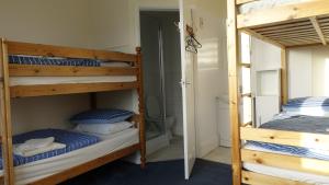 Ein Etagenbett oder Etagenbetten in einem Zimmer der Unterkunft Longbeach- Adults Only