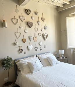 un dormitorio con corazones colgando en la pared en Alberto e Costanza Suite, en Lucca