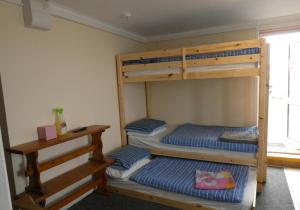 Ein Etagenbett oder Etagenbetten in einem Zimmer der Unterkunft Longbeach- Adults Only