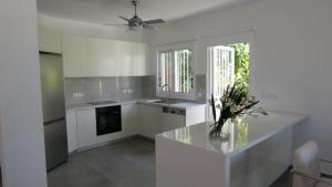 Kuchyň nebo kuchyňský kout v ubytování Resitour - Apollo Beach Villa 37
