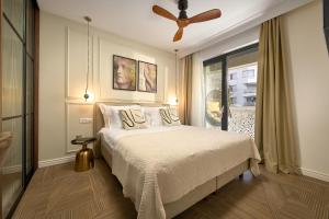 斯普利特Luxury Apartments Villa Mala Split的带床和吊扇的卧室