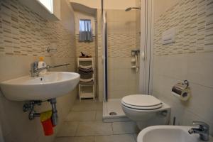 a bathroom with a sink and a toilet and a shower at B&B CASAVACANZE CHIESA MADRE in Carovigno