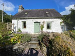 Gallery image of Traditional 18th Century Welsh Cottage in Llandovery