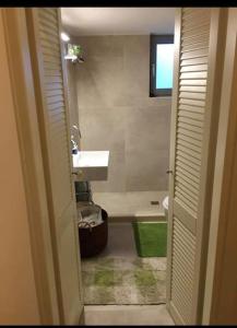 Kúpeľňa v ubytovaní Nikaia Metro House
