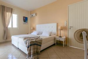 Voodi või voodid majutusasutuse Mikri Vigla Hotel Beach Resort toas
