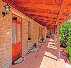 Patio alebo iná vonkajšia časť ubytovania Varázskő Apartman Gyula