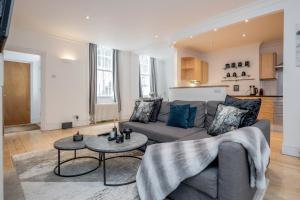 ein Wohnzimmer mit einem Sofa und einem Tisch in der Unterkunft Nevern Square Earl's court 2 Bed Apartment in London