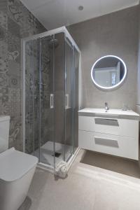 y baño con ducha, aseo y lavamanos. en Comfortable Room close to City Centre, en Valencia