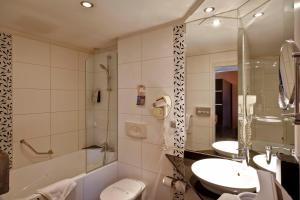 Bilik mandi di Kyriad Lyon Sud - Saint Genis Laval
