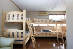 Tempat tidur susun dalam kamar di Guesthouse Omoya