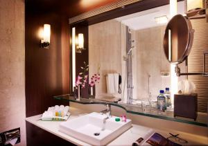 新加坡Holiday Inn Singapore Orchard City Centre by IHG的带水槽和镜子的浴室