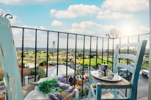 balkon z krzesłami i stołem oraz widokiem w obiekcie Bel Panorama w mieście Locorotondo