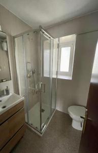 A bathroom at Acogedora casa próxima a la playa de Meirás.