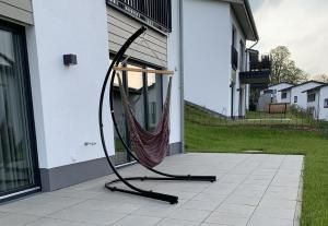 - un hamac suspendu sur le côté de la maison dans l'établissement Ferienhaus Diemelblick, à Heringhausen