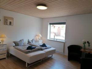 Habitación blanca con cama y ventana en Gjern B&B, en Gjern
