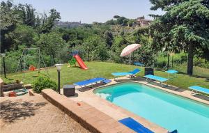 una piscina in un cortile con parco giochi di Beautiful Home In Ficulle With Kitchenette a Ficulle