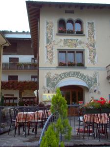 un restaurante con mesas y sillas frente a un edificio en Hotel Marcellino, en Selvino